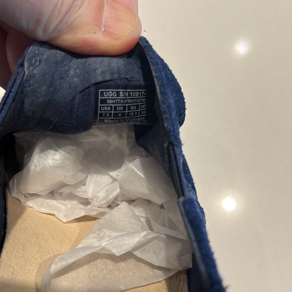 UGG SLIP ON LOAFERS NAVY BLUE SUEDE - Picture 8 of 8